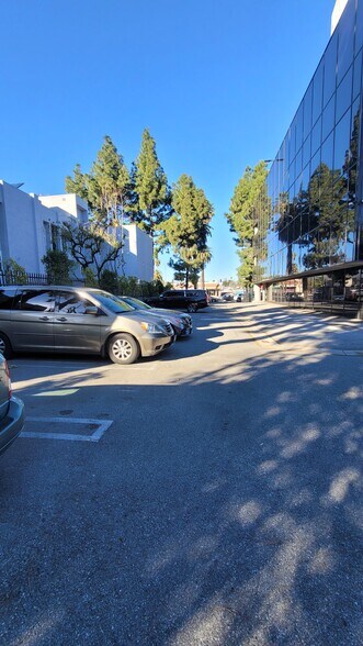 More Photos Of 17742-17750 Sherman Way, Reseda Medical For Lease