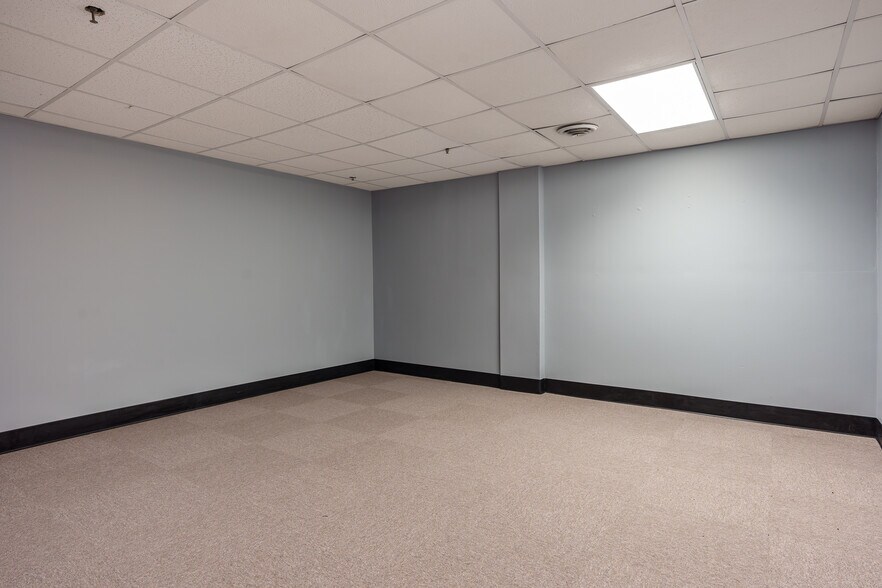 More Photos Of 3944 Auburn St, Rockford Industrial For Sale