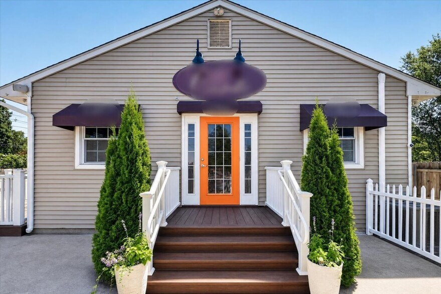 More Photos Of 11 E Pattagansett Rd, Niantic Restaurant For Sale