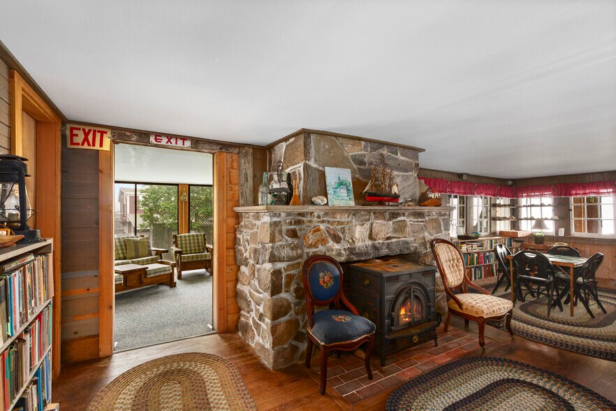 More Photos Of 146 State Route 32, New Harbor Hotel For Sale