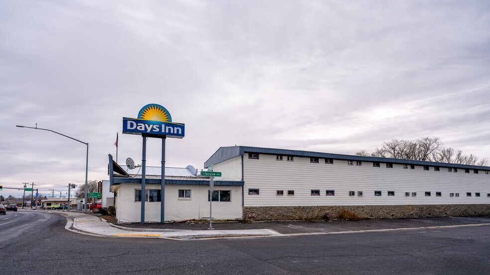 Primary Photo Of 577 W Monroe St, Burns Hotel For Sale