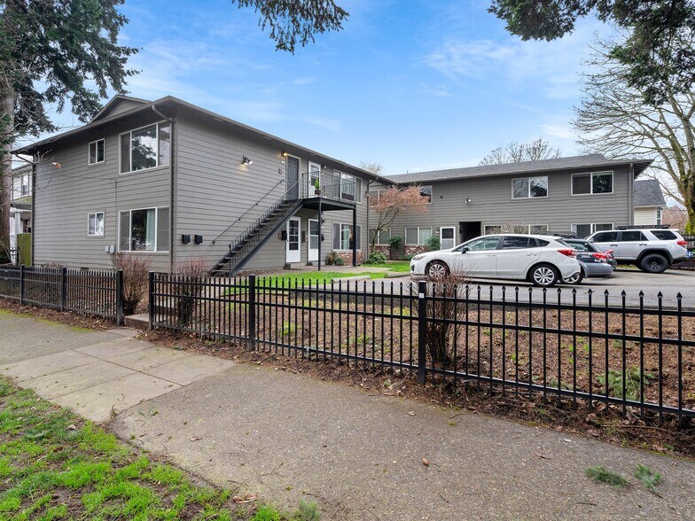 Primary Photo Of 1626-1646 SE Ash St, Portland Apartments For Sale
