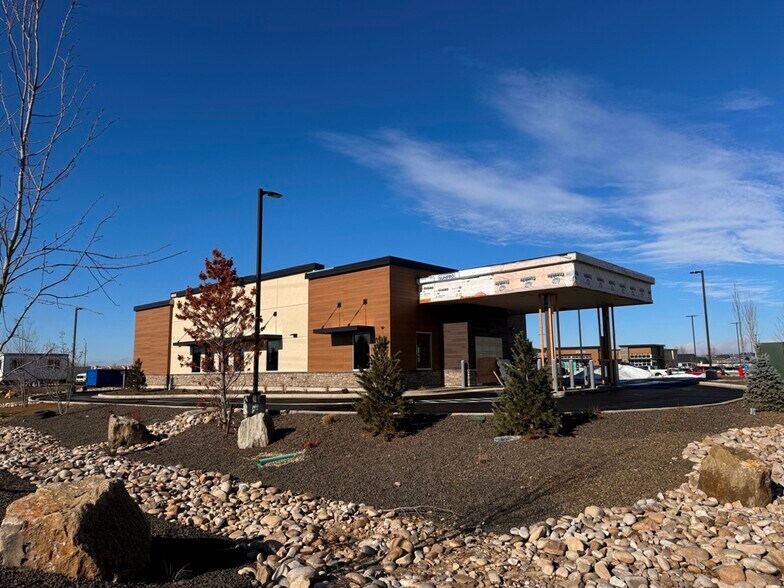 More Photos Of 200 N Highbrook Way, Star Restaurant For Lease