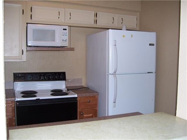 More Photos Of 208-210 N Vanderveer St, Burnet Apartments For Sale