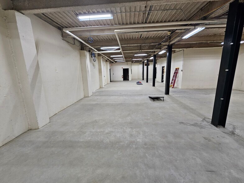 More Photos Of 20 Industrial Dr, Middletown Light Manufacturing For Lease
