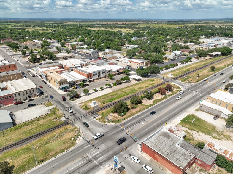 More Photos Of 1118 18th St, Hondo Storefront For Sale