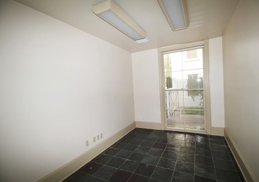 More Photos Of 2101 Mechanic St, Galveston Office For Sale