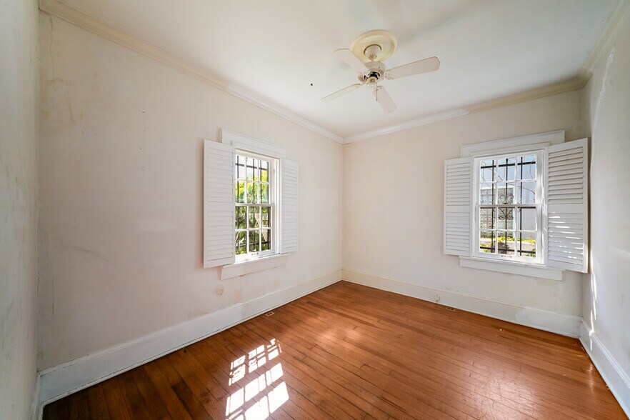 More Photos Of 411 Burns Ct, Sarasota Office For Sale