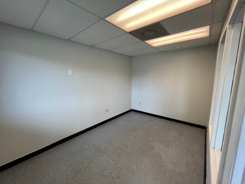 More Photos Of 10780 47th St N, Clearwater Warehouse For Lease