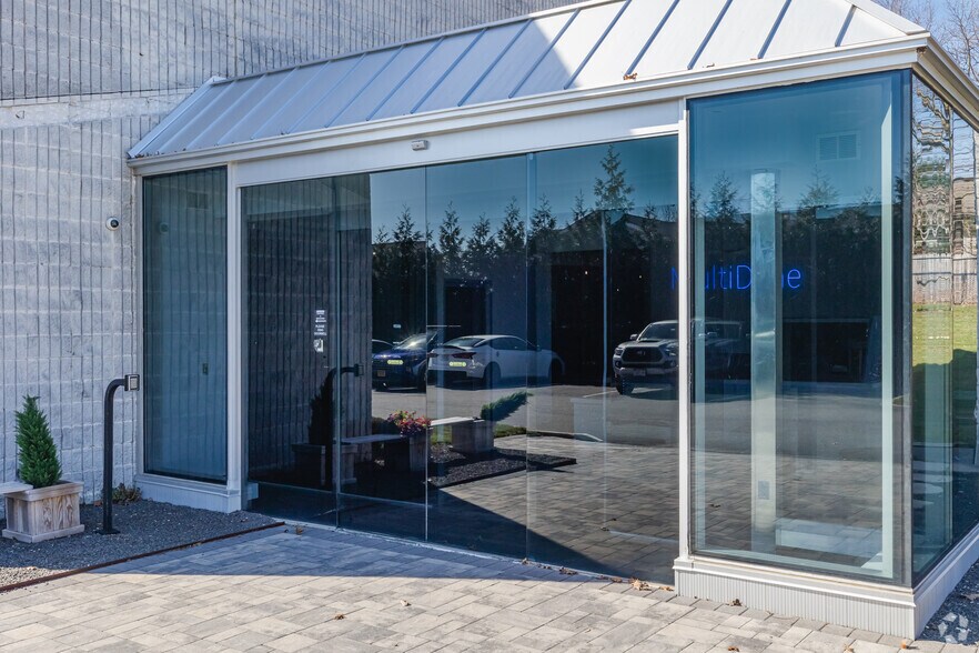 More Photos Of 252 Indian Head Rd, Kings Park Warehouse For Lease