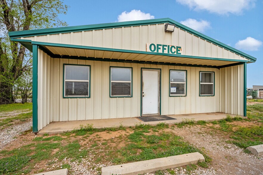 More Photos Of 403 Linwood Plz, Lindsay Warehouse For Sale