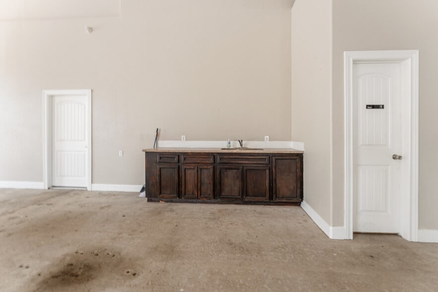 More Photos Of 6927 Highway 36 S, Rosenberg Office For Lease