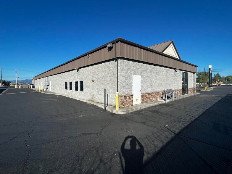 More Photos Of 8336 Highway 62 Hwy, White City Storefront Retail Office For Lease