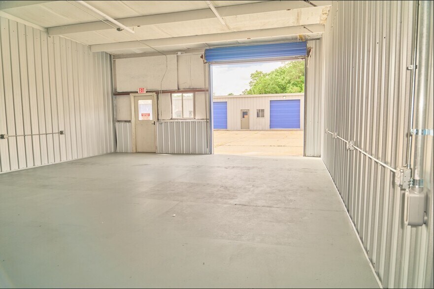 More Photos Of 9465 Creosote Rd, Gulfport Flex For Lease