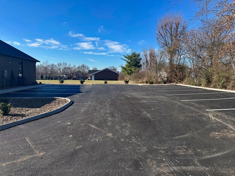 More Photos Of 140 E Professional Park Ct, Bowling Green Office For Sale