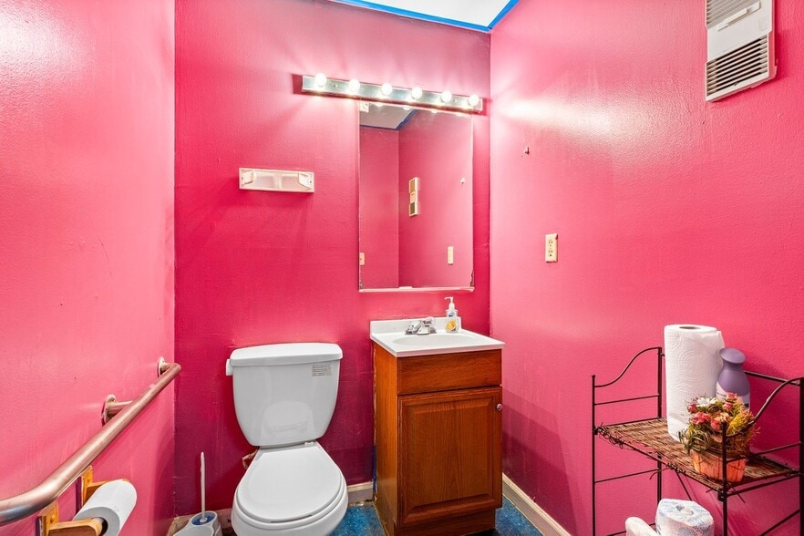 More Photos Of 1973 10th Ave N, Lake Worth Beach Distribution For Sale