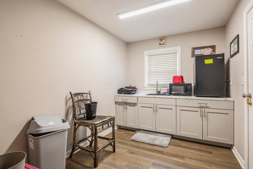 More Photos Of 6019 Preston Hwy, Louisville Office For Sale