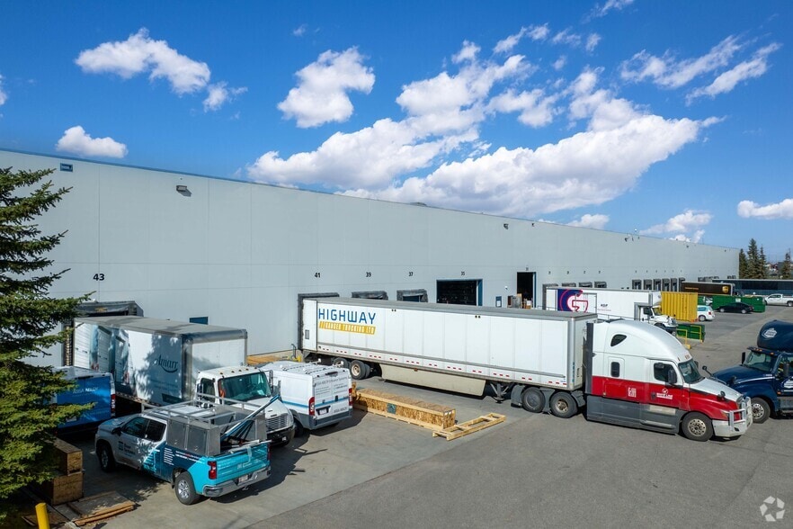 More Photos Of 2355 52nd Ave SE, Calgary Warehouse For Lease