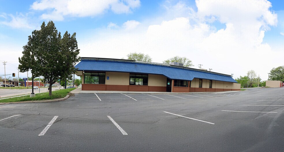 More Photos Of 7606 N 30th St, Omaha Fast Food For Sale