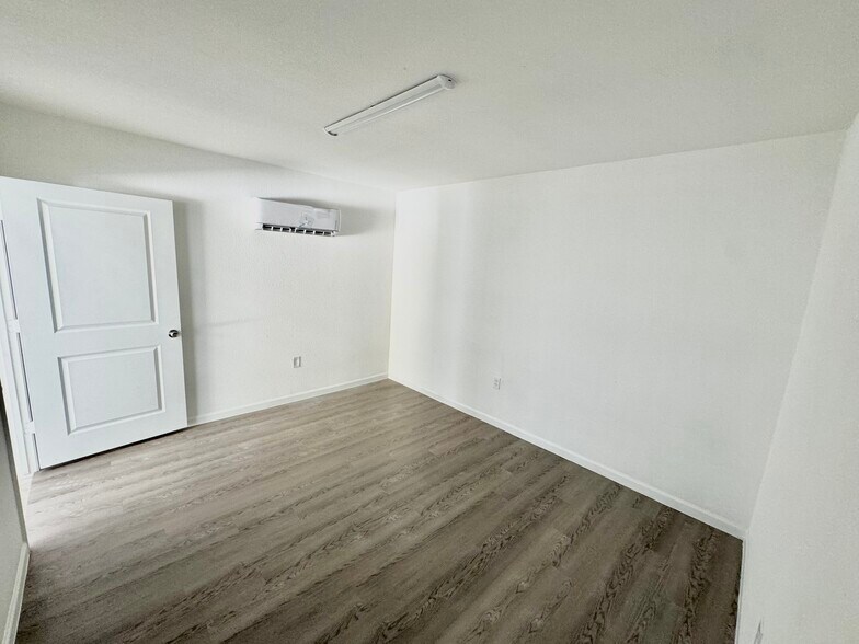 More Photos Of 210-212 Stanfield Dr, Waco Light Manufacturing For Sale