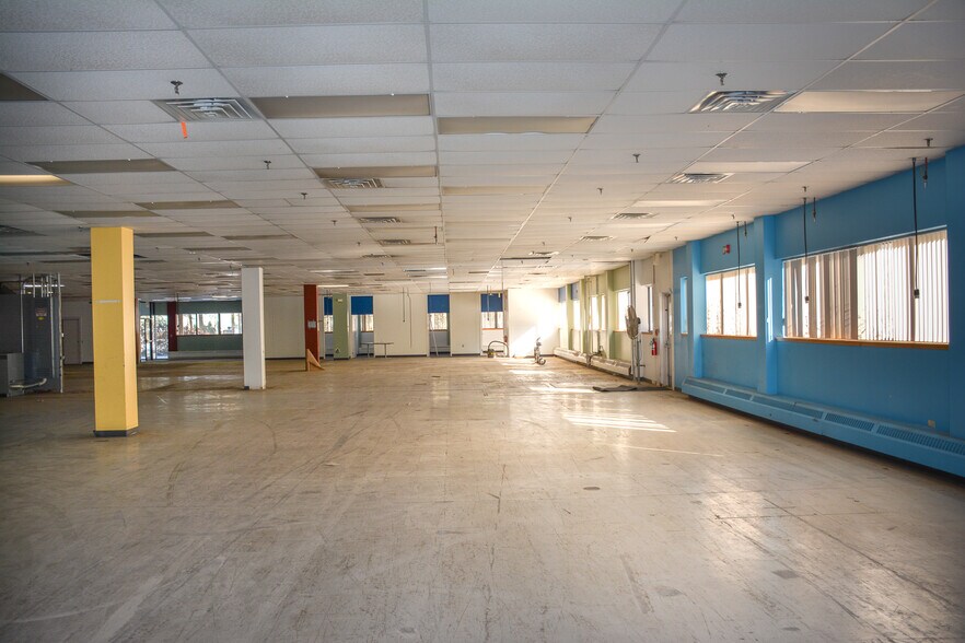 More Photos Of 19 Thompson Dr, Essex Manufacturing For Lease