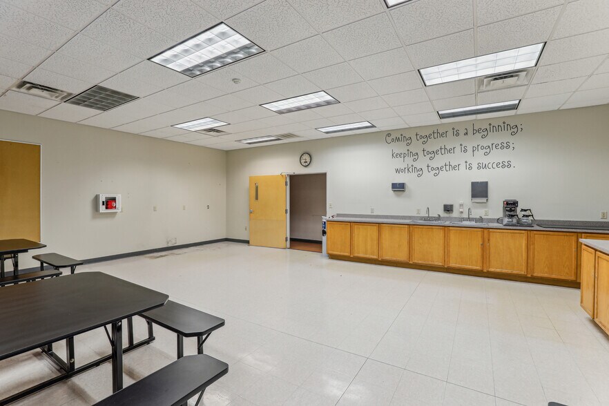 More Photos Of 60 Overbrook Dr, Monroe Flex For Sale