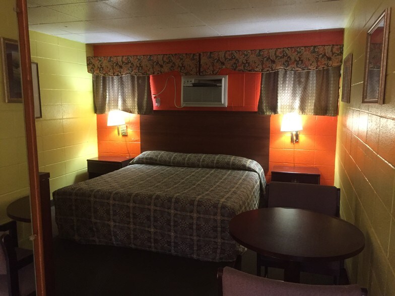 More Photos Of 424 Highway 65 Bus, Clinton Hospitality For Sale