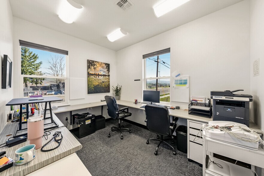 More Photos Of 296 S Pacific Hwy, Talent Medical For Sale