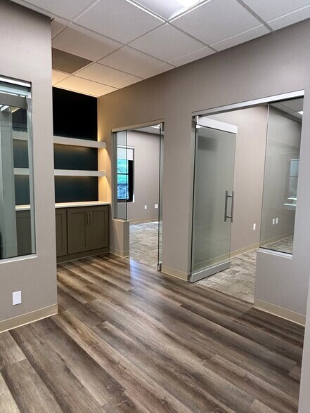 More Photos Of 21620-21628 Midland Dr, Shawnee Office For Lease