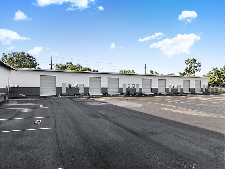 More Photos Of 4926 Old Winter Garden Rd, Orlando Warehouse For Lease