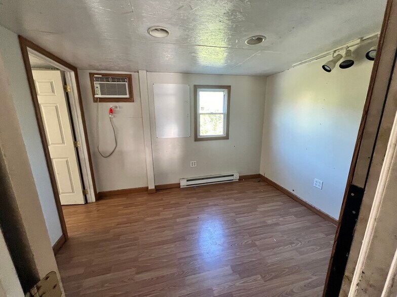 More Photos Of 45 E Bacon St, Pottsville Light Distribution For Lease