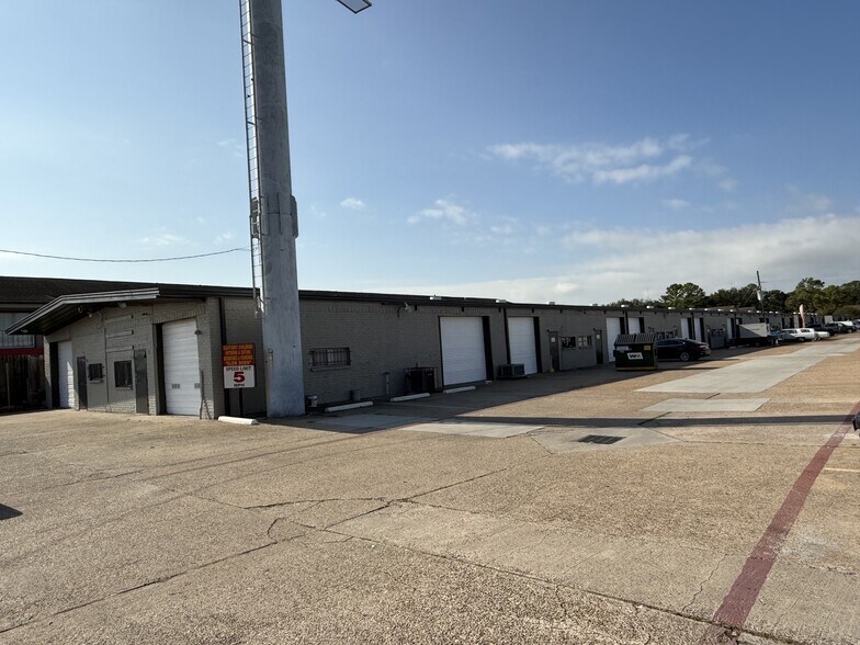 More Photos Of 13329 Veterans Memorial Dr, Houston Unknown For Lease