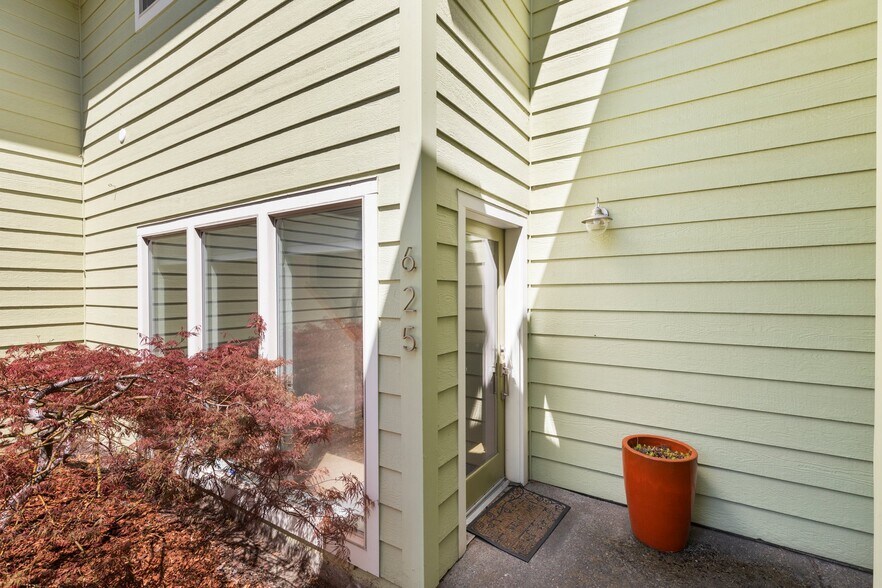 More Photos Of 621-629 A St, Ashland Storefront Retail Residential For Sale