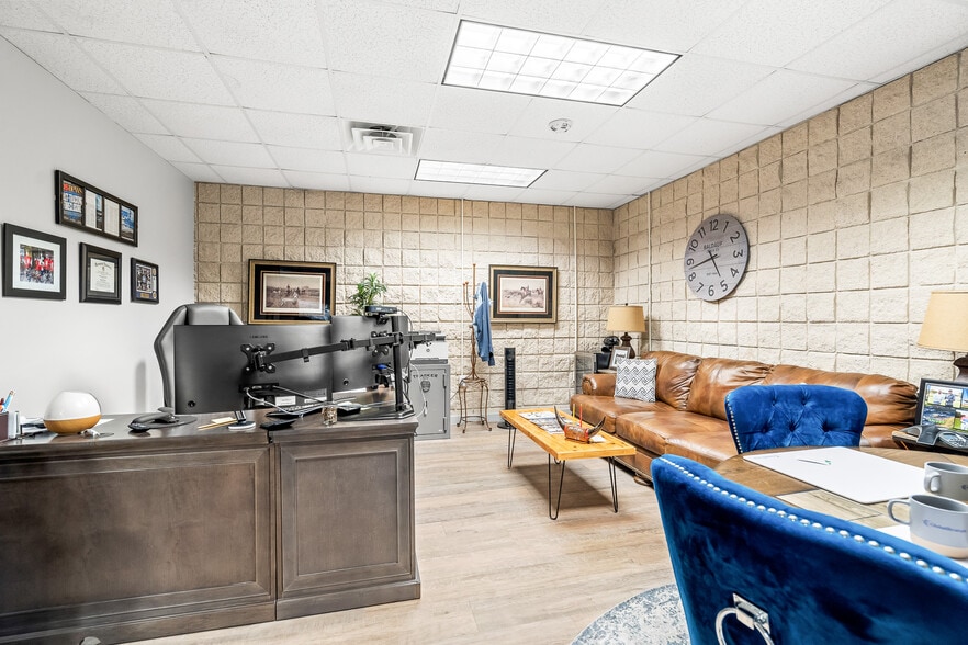 More Photos Of 508 S Lexington Ave, Burlington Office For Sale