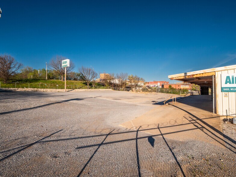 More Photos Of 1 W Choctaw Ave, Mcalester Flex For Sale