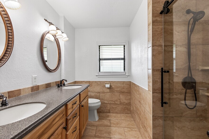 More Photos Of 16815 Avenue A, Channelview Truck Terminal For Sale