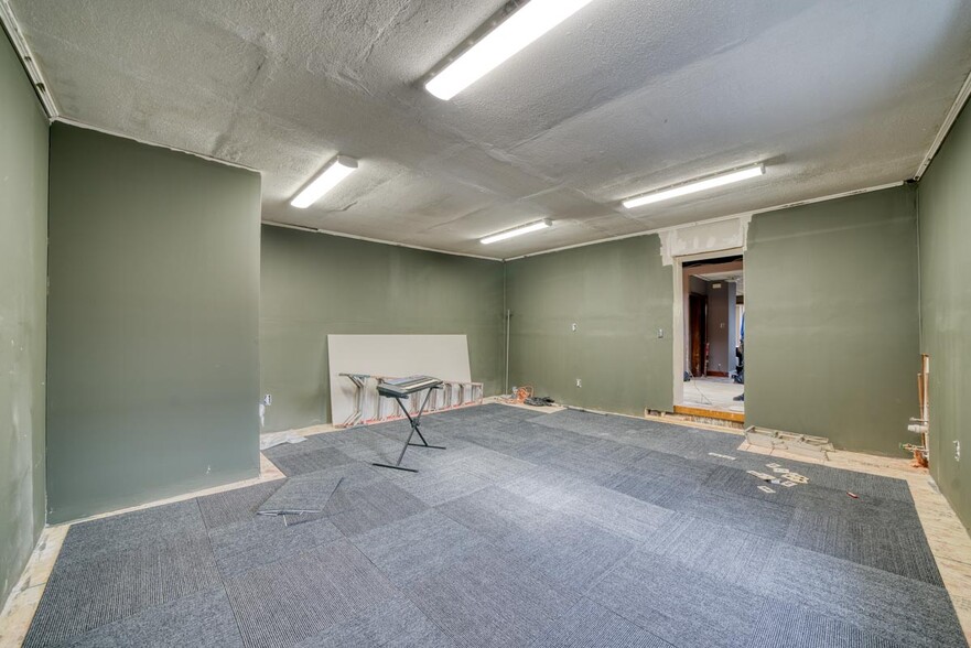 More Photos Of 10325 Cadieux Rd, Detroit Flex For Sale