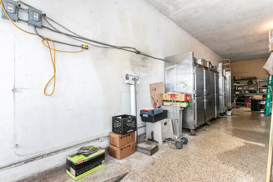 More Photos Of 1856 E Broadway, Alton General Retail For Sale