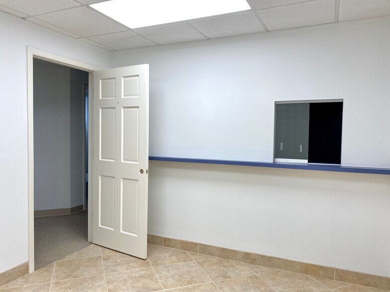 More Photos Of 848 1st Ave N, Naples Medical For Lease