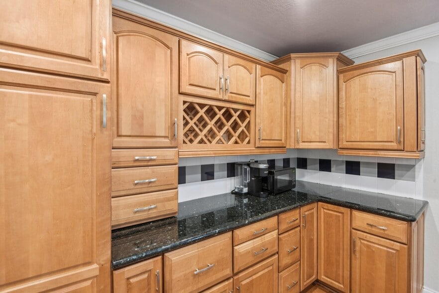 More Photos Of 4868 W Gandy Blvd, Tampa Office For Sale