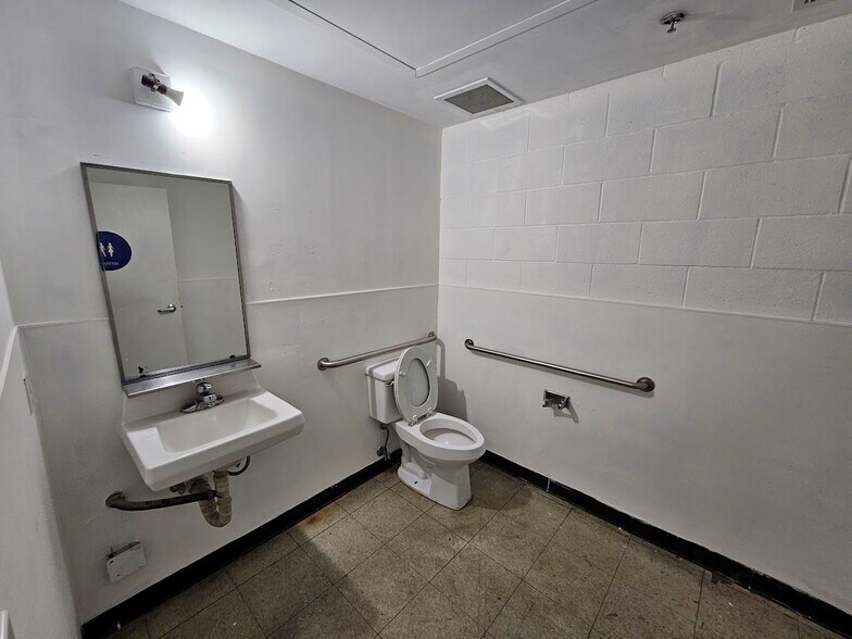 More Photos Of 1335 S Hill St, Los Angeles Showroom For Lease