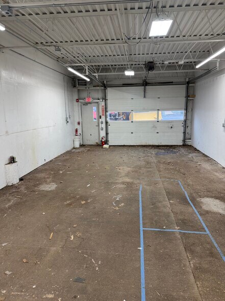 More Photos Of 41 Lawrence St, Northborough Warehouse For Lease