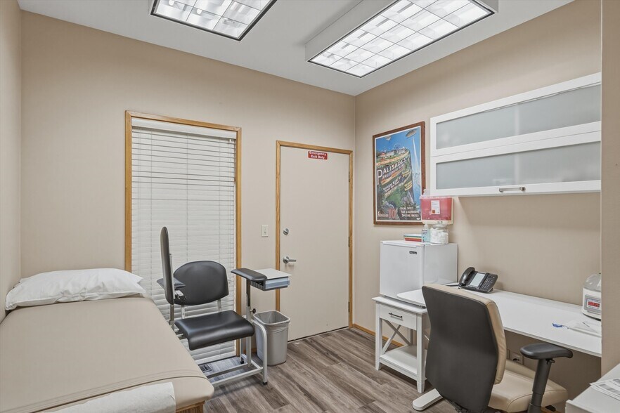 More Photos Of 3010 Squalicum Pky, Bellingham Office For Sale