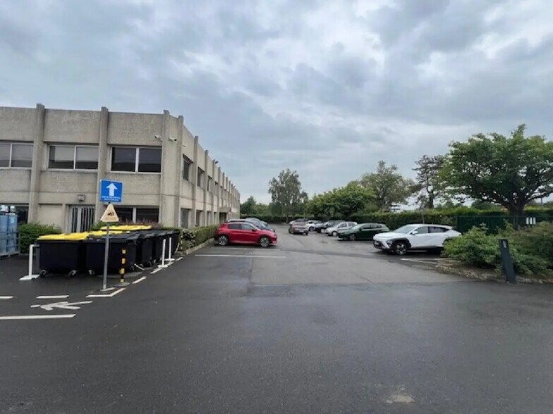 More Photos Of 697 Rue Fourny, Buc Warehouse For Lease