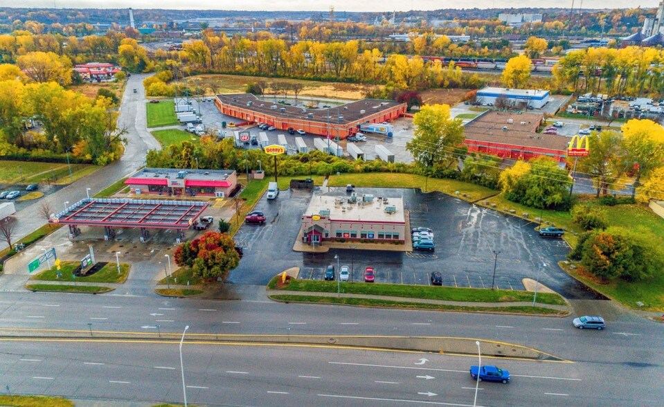 More Photos Of 6887 E Front St, Kansas City Fast Food For Lease