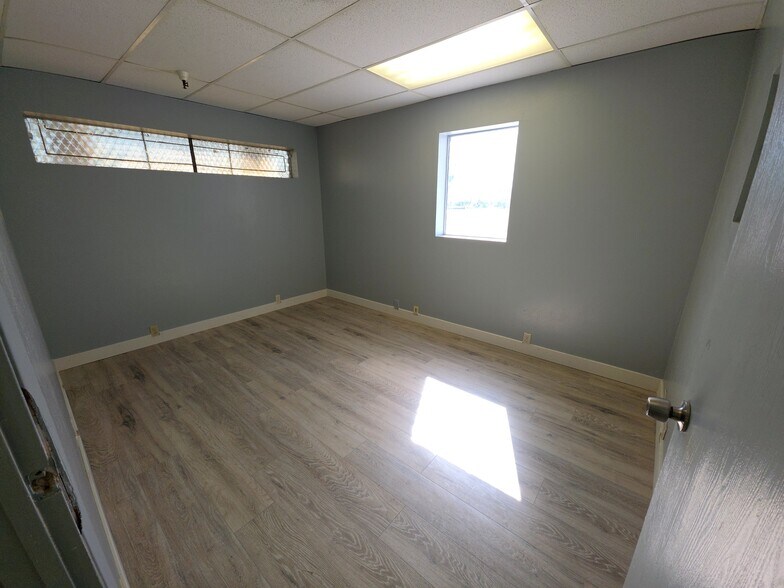 More Photos Of 3250 Palm Pky, Las Vegas Warehouse For Lease