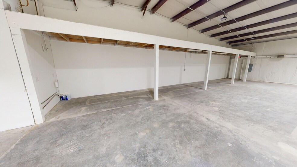 More Photos Of 1601-1623 Acorn Dr, Rogers Distribution For Lease