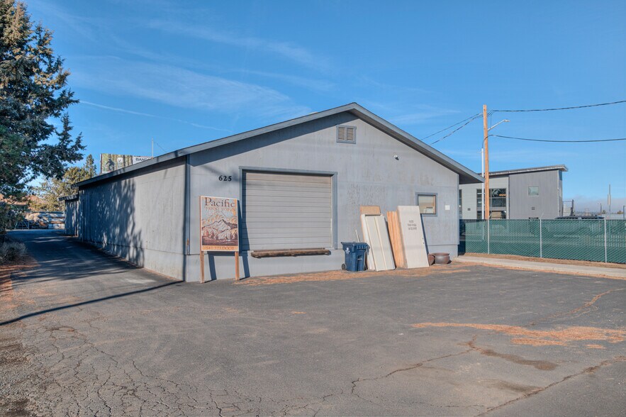 More Photos Of 625 SE 9th St, Bend Warehouse For Sale