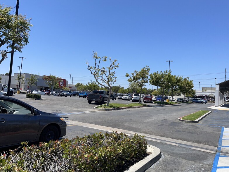More Photos Of 3300-3398 S Bristol St, Santa Ana Unknown For Lease