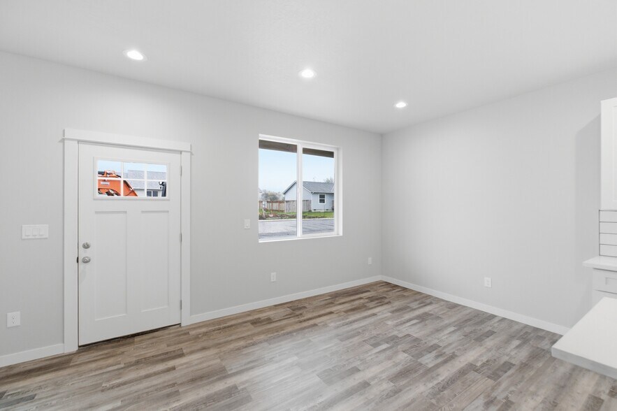 More Photos Of 1230 49th Ave, Sweet Home Multifamily For Sale